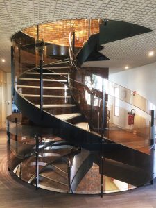 Escalier métallique remis en peinture par système électrostatique