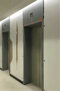 Avant remise en peinture de portes d'ascenseur - peinture par système électrostatique SBMT