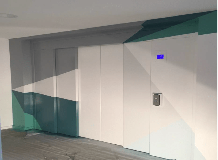 Remise en peinture de portes d'ascenseur - peinture par système électrostatique SBMT