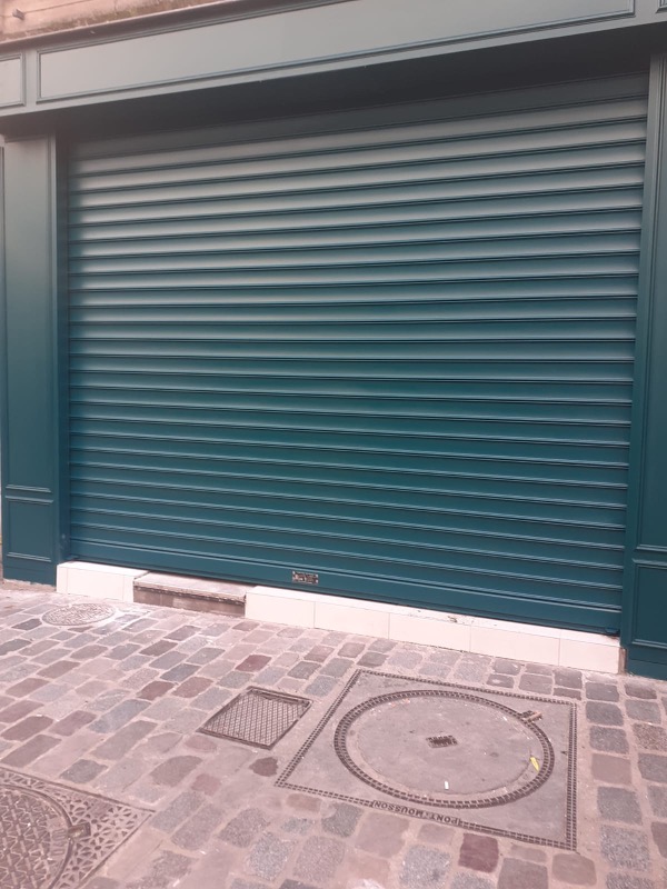 rideau métallique après remise en peinture électrostatique